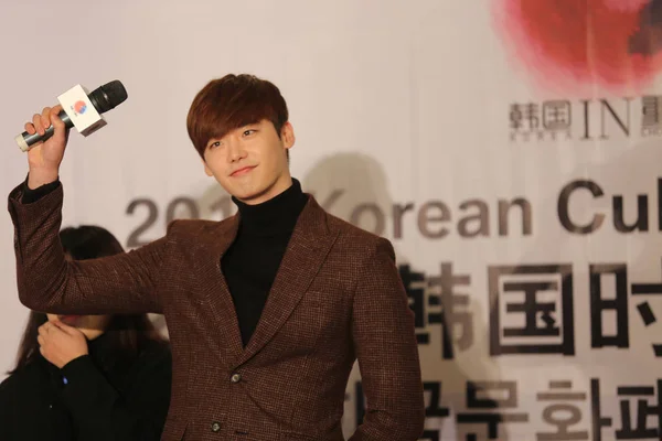 Actor Modelo Surcoreano Lee Jong Suk Saluda Durante Una Conferencia — Foto de Stock