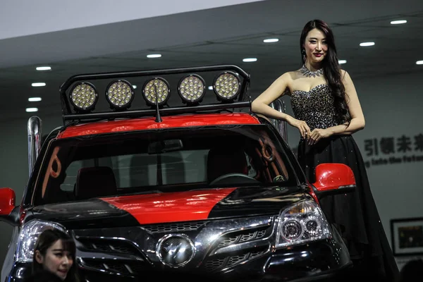 Model Poses Foton Car Display 13Th China Guangzhou International Automobile — Stock Photo, Image