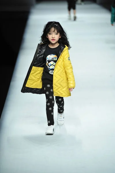 Model Dla Dzieci Wyświetla Nowe Stworzenie Pokaz Mody Tingzu Chinach — Zdjęcie stockowe