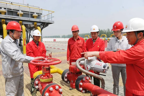 ペトロシナの中国の技術者は 中国東部の安寧省中州市の天然ガス送電所でバルブとパイプをチェックし 2015年8月8日 — ストック写真
