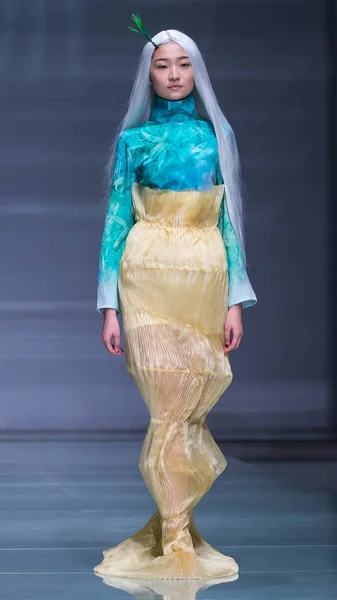 モデルは 2016 中国の北京でファッションショーの実行中から学校の北京のファッション工科大学の学生によって設計された創造を表示します — ストック写真