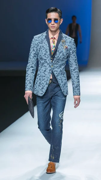 Model Displays New Creation Designer Liu Yong Fashion Show Liuyong — Stock Photo, Image