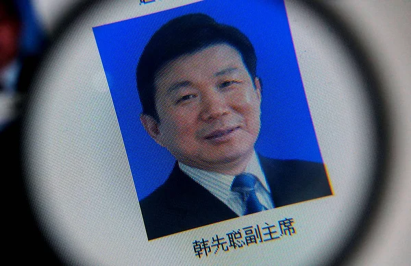 File Egy Kínai Netizen Néz Egy Fényképet Han Xiancong Egykori — Stock Fotó