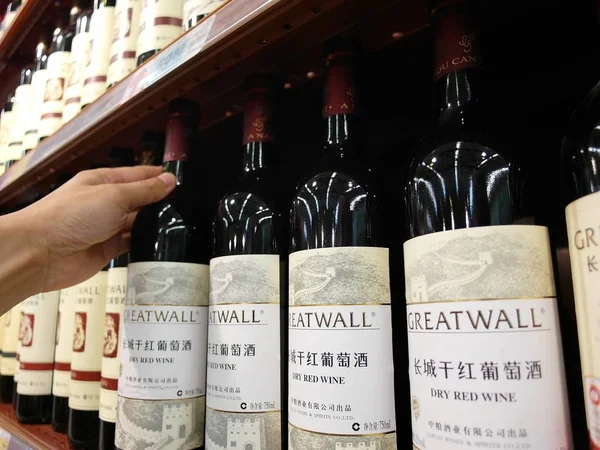 Negozi Clienti Vino Rosso Supermercato Nella Città Yichang Provincia Centrale — Foto Stock