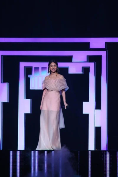台湾歌手杨瑞妮在2016年1月24日于台湾台北举行的 Kkbox 音乐奖颁奖仪式上表演 — 图库照片