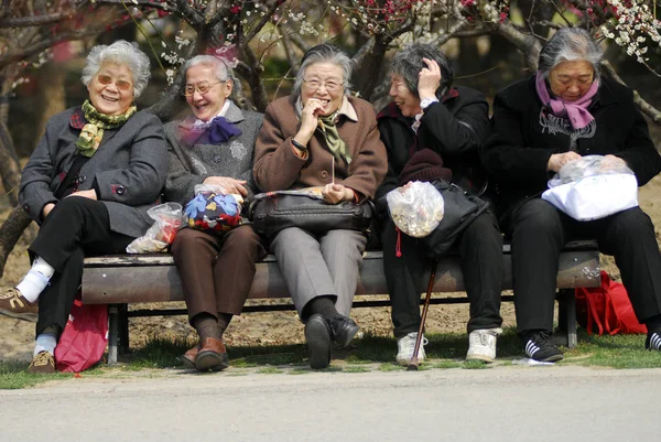 2015年3月18日 中国上海世纪公园的老年中国女性在长凳上聊天 — 图库照片