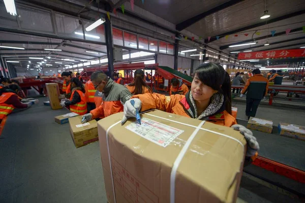 Los Trabajadores Chinos Clasifican Paquetes Mayoría Los Cuales Son Compras — Foto de Stock