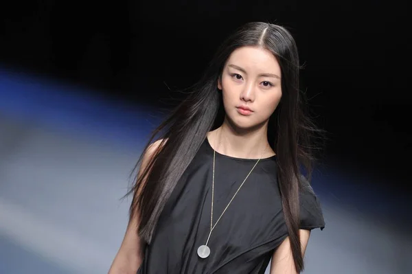Een Model Toont Een Nieuwe Creatie Harrison Wong Fashion Show — Stockfoto