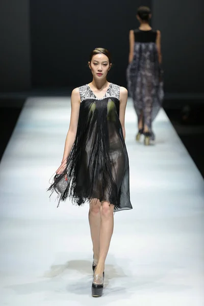 モデルは 2015 中国北京で中国ロンドンファッションウィークの春 2016 Jinliang 林のファッションショーで新しい創造を表示します — ストック写真