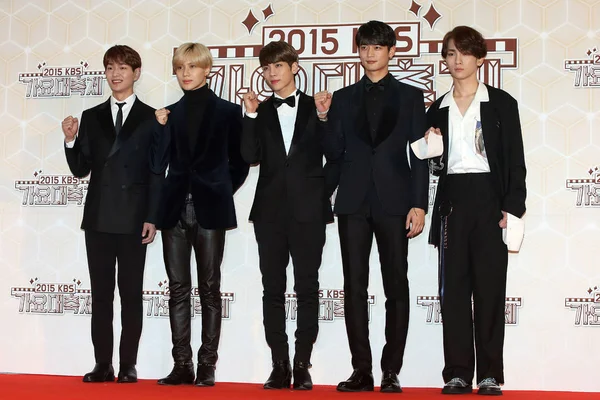 Members South Korean Boy Group Shinee Arrive Red Carpet 2015 — Stock Photo, Image