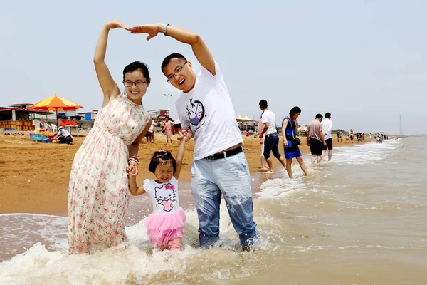 Kinesisk Familj Tre Poser För Ett Foto Badort Lianyungang City — Stockfoto