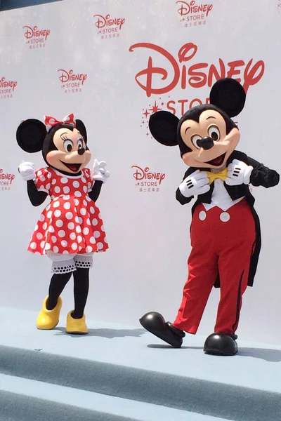Soubor Baviči Oblečeni Kostýmech Mickey Mouse Mini Mouse Provádějí Zahajovací — Stock fotografie