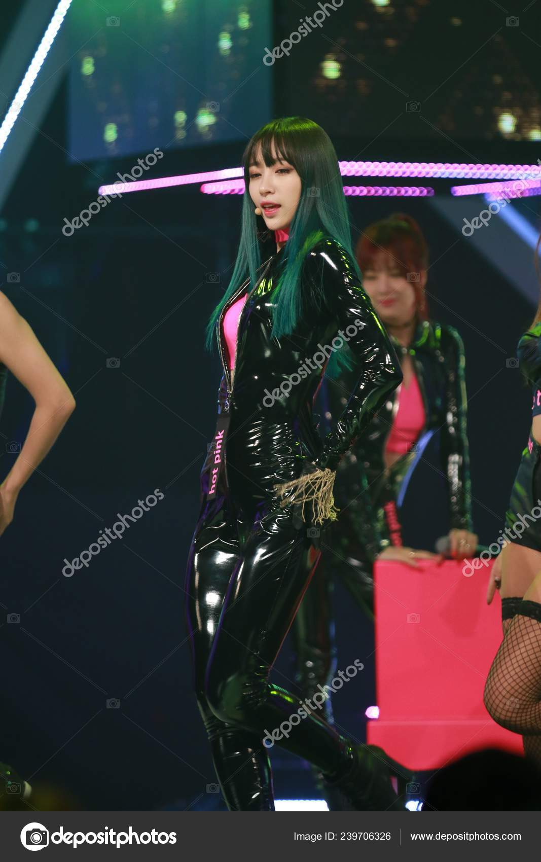 Члены Южнокорейской Гёрл Группы Exid Выступают Время Съемок.
