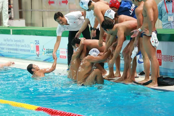 佛山市で日本男子代表の水球チームの選手を祝う 2015 アジア水球選手権 アジア水球予選大会のオリンピック の間にカザフスタン男子代表の水球チームの選手を倒した後 — ストック写真