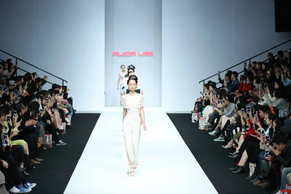 Modellen Weer Nieuwe Creaties Door Ontwerper Alicia Lee Fashion Show — Stockfoto