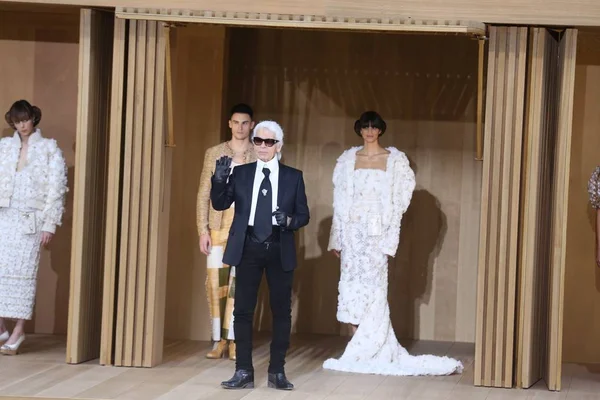 Diseñador Moda Alemán Karl Lagerfeld Frente Representa Desfile Moda Chanel — Foto de Stock