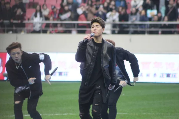 Membros Grupo Masculino Sul Coreano Ikon Apresentam Partida Futebol Amigável — Fotografia de Stock