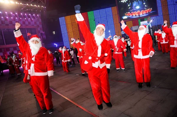 Entertainer Weihnachtsmannkostümen Treten Einem Flashmob Auf Weihnachten Peking China Dezember — Stockfoto