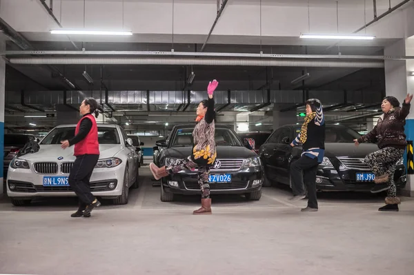 2016 日寒い日の地下駐車場で中国のスクエア ダンス愛好家ダンス — ストック写真