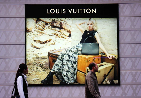 Los Peatones File Pasan Por Una Tienda Louis Vuitton Chongqing — Foto de Stock