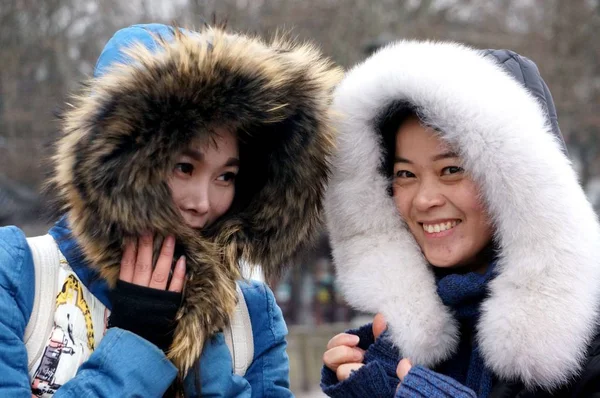 Warm Angezogene Fußgänger Gehen Auf Einer Straße Der Stadt Hangzhou — Stockfoto