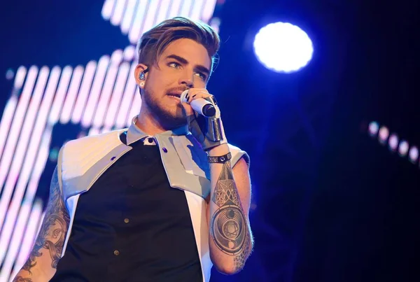 Американська Співачка Автор Пісень Adam Lambert Виконує Під Час Концерту — стокове фото