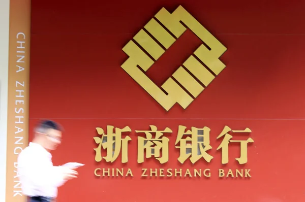 Ein Fußgänger Geht Einer Werbung Für Die Chinesische Zheshang Bank — Stockfoto