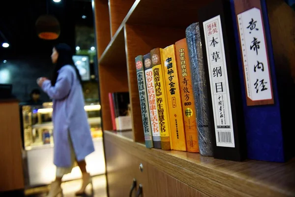 Sommige Traditionele Chinese Medische Boeken Worden Weergegeven Een Café Genaamd — Stockfoto