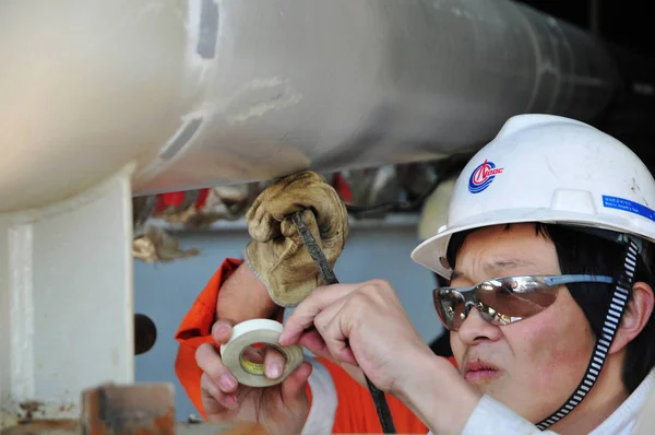 2015年11月1日 中国東部山東省青島市にある海洋石油エンジニアリング青島有しの沖合石油プラットフォームで Cnooc 中国国家海洋石油公社 の中国人労働者が働いている — ストック写真