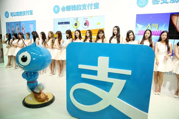 Showgirls Posieren Stand Von Alipay Der Alibaba Group Während Der — Stockfoto