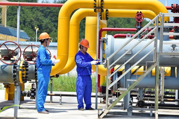 Chinesische Techniker Der Yiwu Natural Gas Ltd Rückschlagventile Und Rohre — Stockfoto