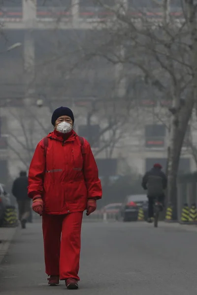 Bir Yüz Maskesi Giymiş Bir Yaya Aralık 2015 Pekin Çin — Stok fotoğraf