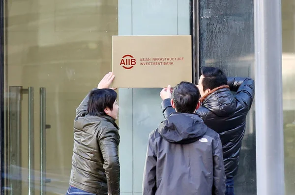 Lavoratori Cinesi Installano Cartello Sul Quartier Generale Della Asian Infrastructure — Foto Stock