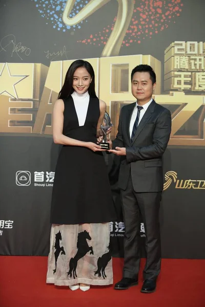 Actriz China Wang Luodan Izquierda Recibe Trofeo Durante Los Premios — Foto de Stock