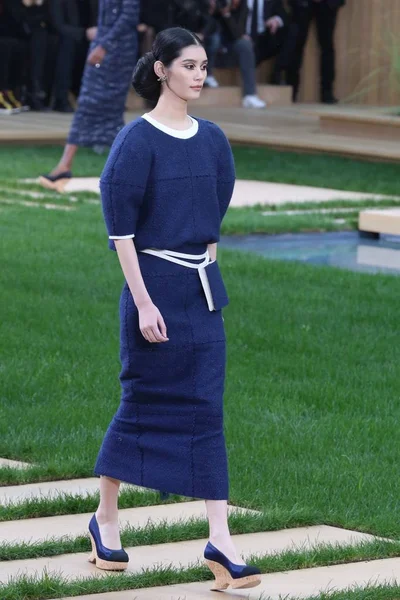 Modella Cinese Mengyao Espone Una Nuova Creazione Alla Sfilata Chanel — Foto Stock