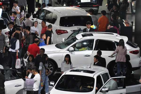 2015年5月2日 在中国东北辽宁省沈阳市举行的汽车展览会上 游客们观看英菲尼迪汽车 — 图库照片