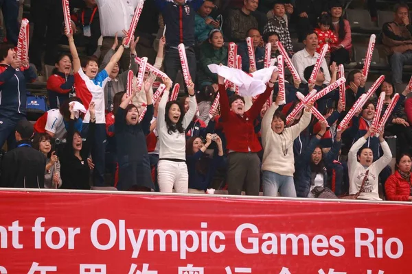 Fans Japans Herrelandslag Vannpolo Feirer Auditoriet Etter Beseiret Kinas Herrelandslag – stockfoto