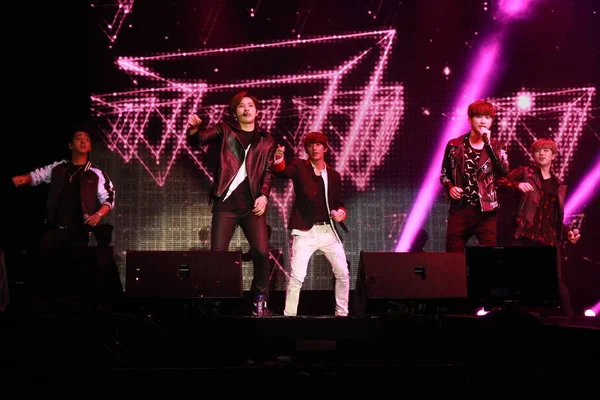 Члени Групи Південнокорейських Хлопчик B1A4 Виступити Їхньому Концерті Гонконгу Китай — стокове фото