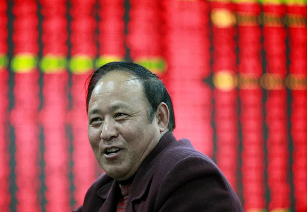 Investidor Chinês Conversa Com Outros Frente Uma Exibição Eletrônica Mostrando — Fotografia de Stock