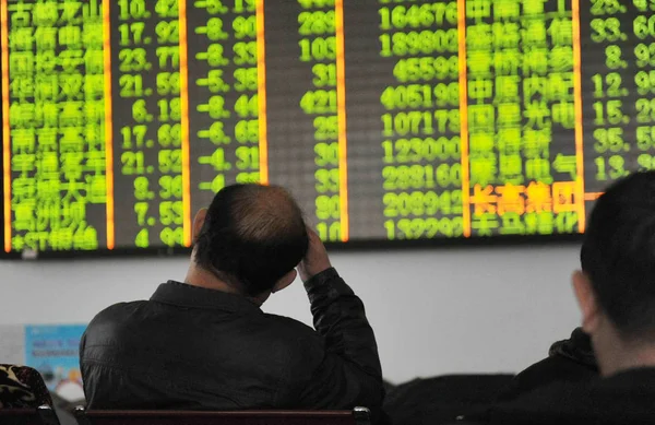 Berörda Kinesiska Investerare Tittar Priserna Aktier Grön För Priset Faller — Stockfoto