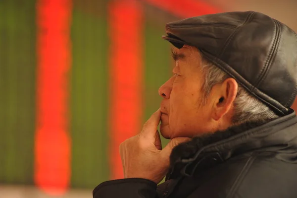 Inversor Chino Preocupado Examina Los Precios Las Acciones Rojo Para —  Fotos de Stock