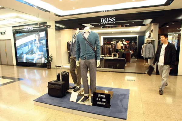 Seorang Pelanggan Cina Berjalan Melewati Butik Hugo Boss Orient Shopping — Stok Foto
