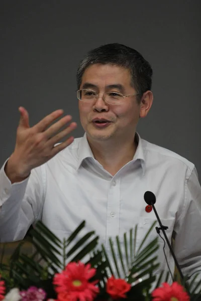中国科学院コンピューティング技術研究所のチーフエンジニアであり ロンソン テクノロジー社の社長であるHu Weiwu氏が 中国中部の湖北省武漢市にある華中科学技術大学でスピーチを行います — ストック写真