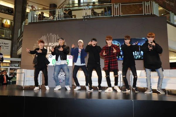 韓国の少年グループ Monsta のメンバー 2015 Mnet アジア音楽賞 中国でのプロモーション イベントに出席 2015 — ストック写真