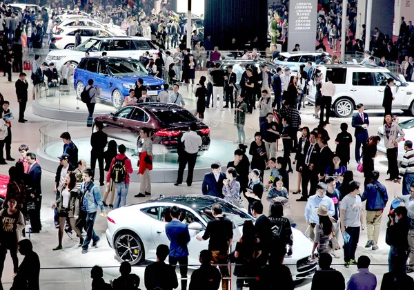 Відвідувачів Дивляться Jaguar Land Rover Ресорах Автомобілі Дисплеї Під Час — стокове фото