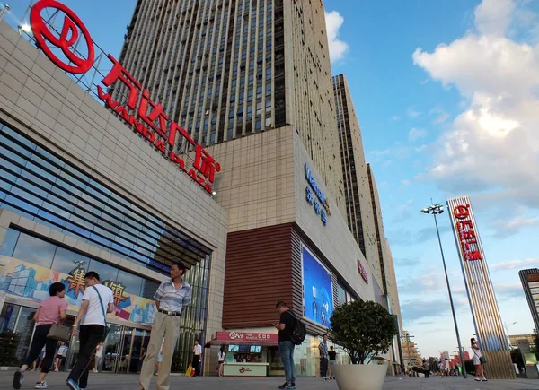 Gyalogosok Elsétálnak Wanda Plaza Dalian Wanda Csoport Yichang City Közép — Stock Fotó