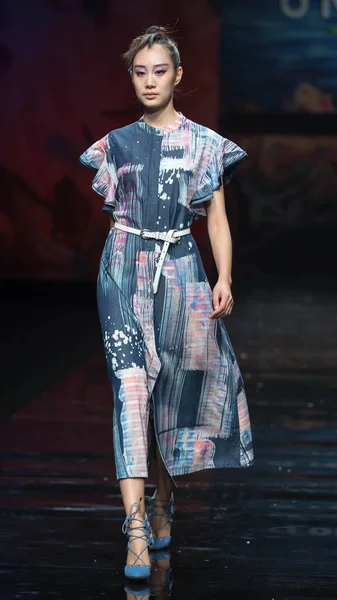 モデルは 2015 中国の北京で中国ロンドンファッションウィークの春 2016 年の間に中国に設計された陳温家宝 Nim 陳温ジーンズ ファッション ショーで新しい創造を表示します — ストック写真