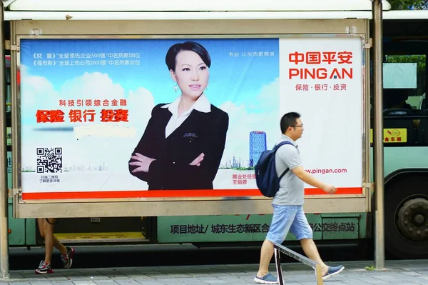 File Pedestre Passa Por Anúncio Ping China Uma Parada Ônibus — Fotografia de Stock