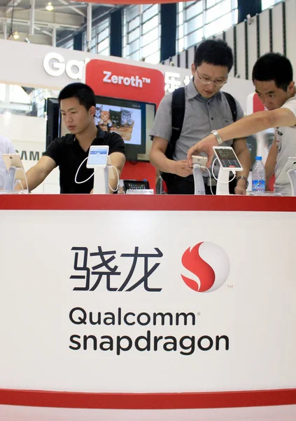 Los Visitantes Prueban Teléfonos Inteligentes Equipados Con Cpu Snapdragon Qualcomm — Foto de Stock