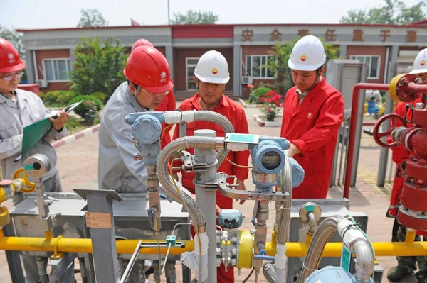 Kínai Technikusai Petrochina Ellenőrizze Szelepek Csövek Földgázszállító Állomás Chuzhou Város — Stock Fotó